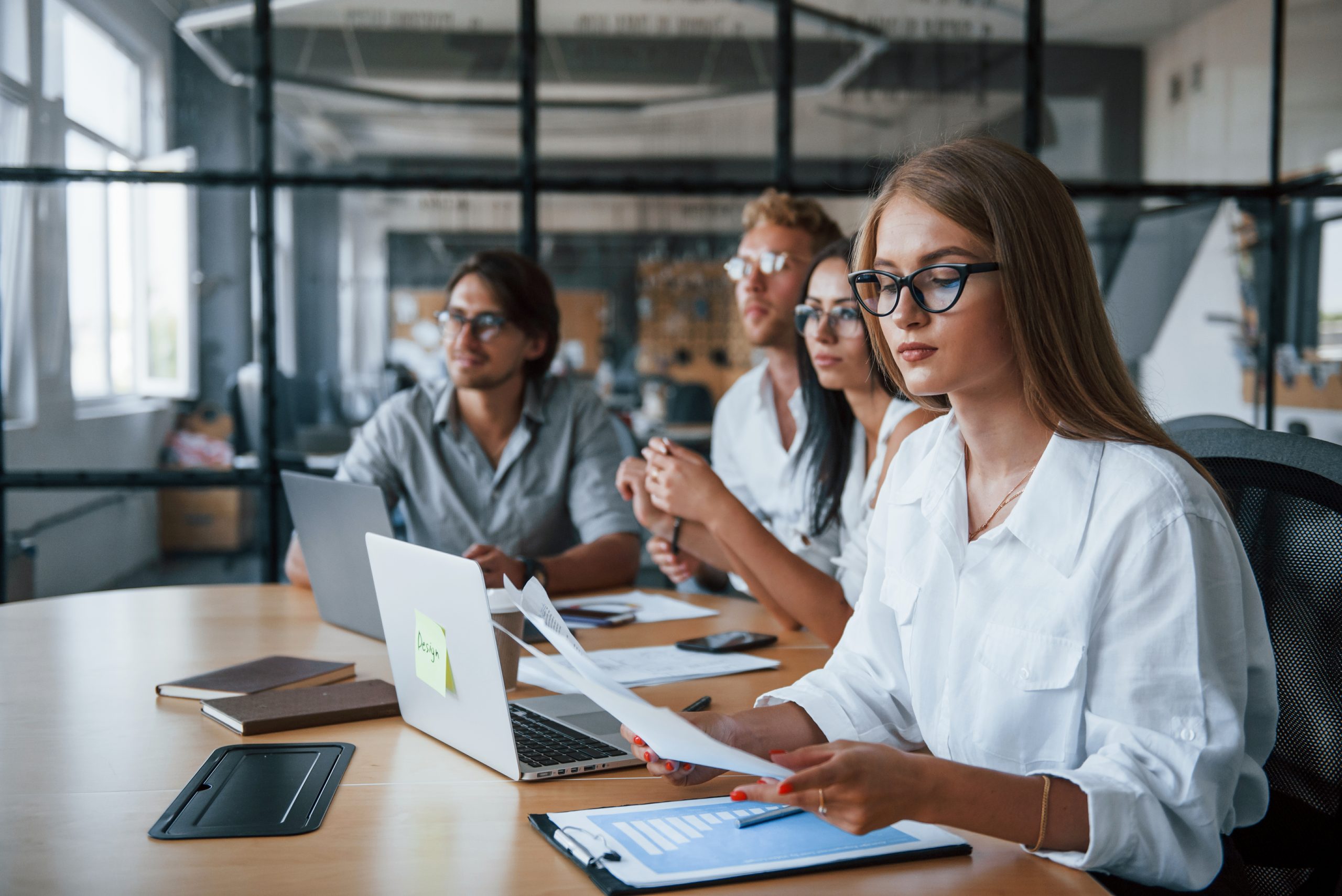 Profesional trabajando en desarrollo y tecnología