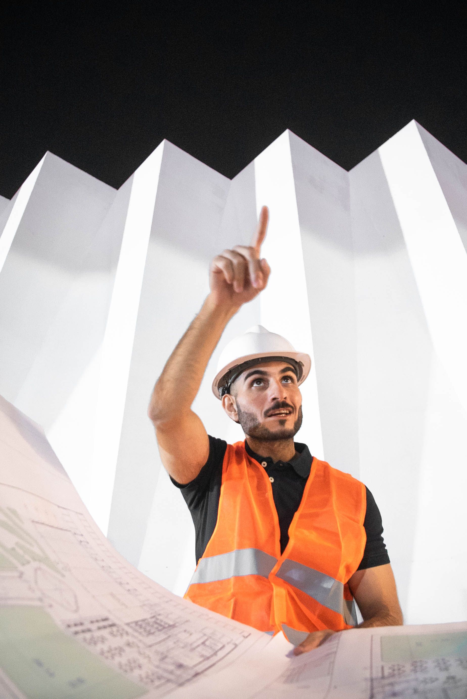 Profesional de ingeniería civil en su entorno de trabajo