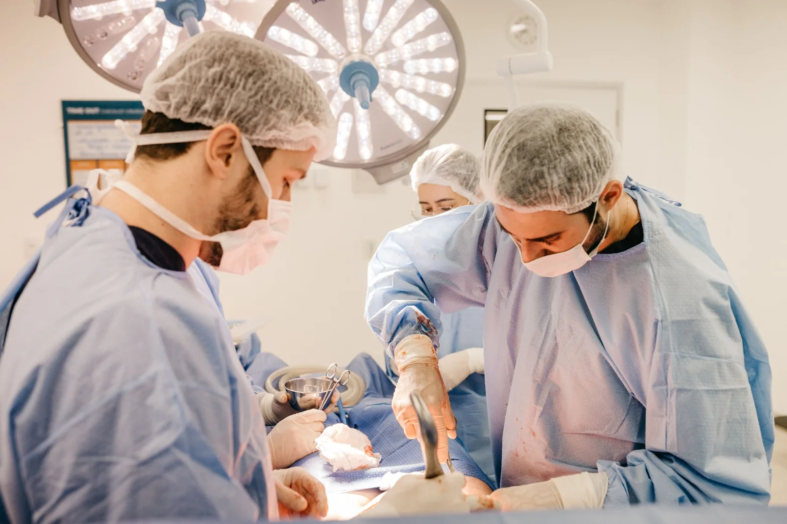 Equipo médico en una intervención quirúrgica