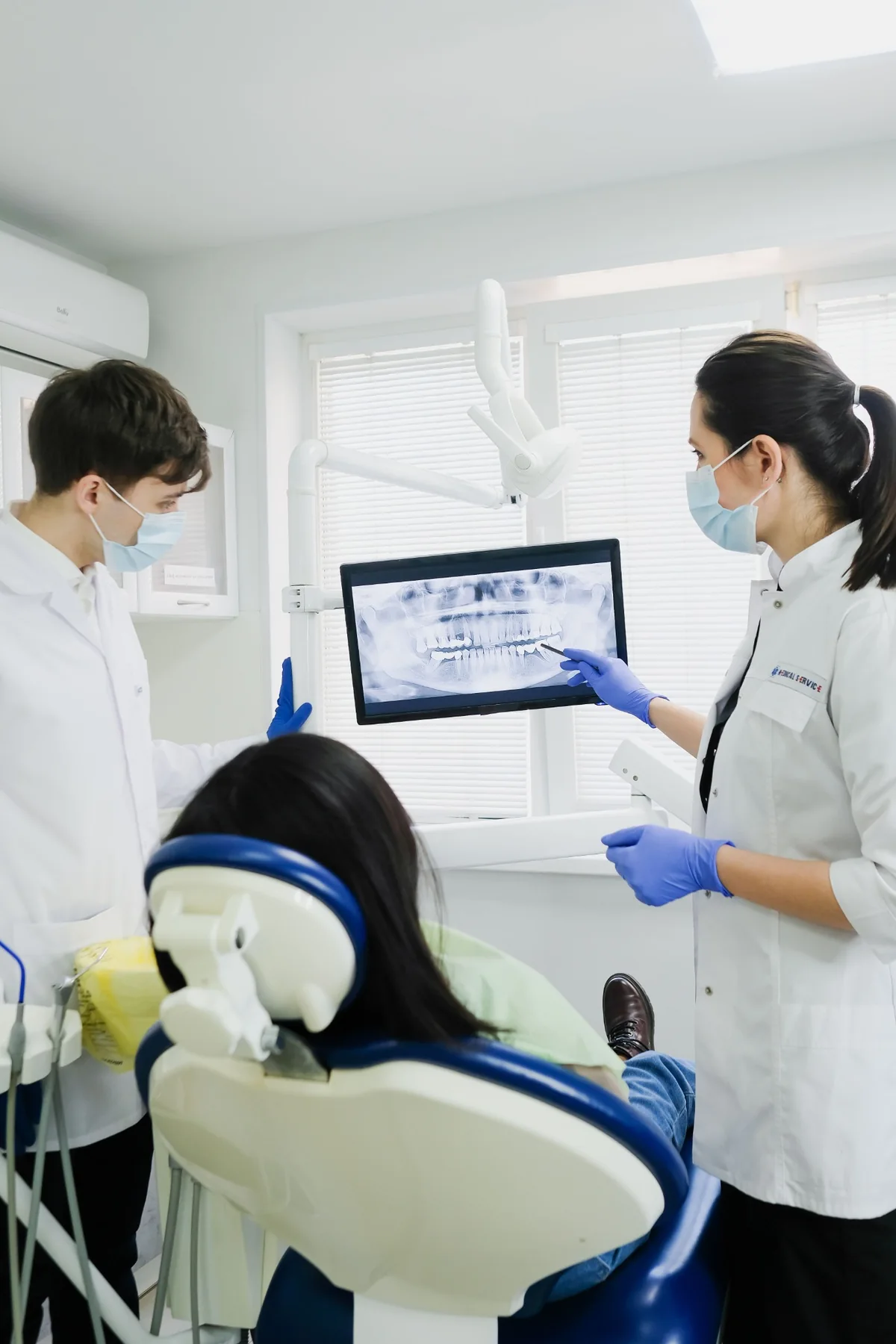 Profesionales de odontología analizando una radiografía